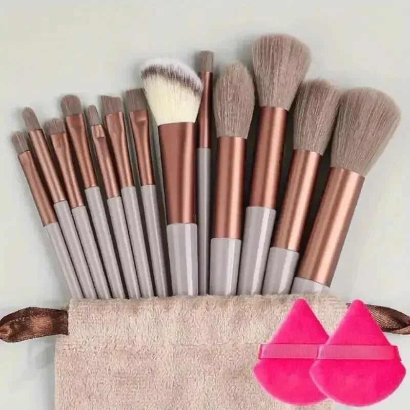 Beauty influencer using brush set