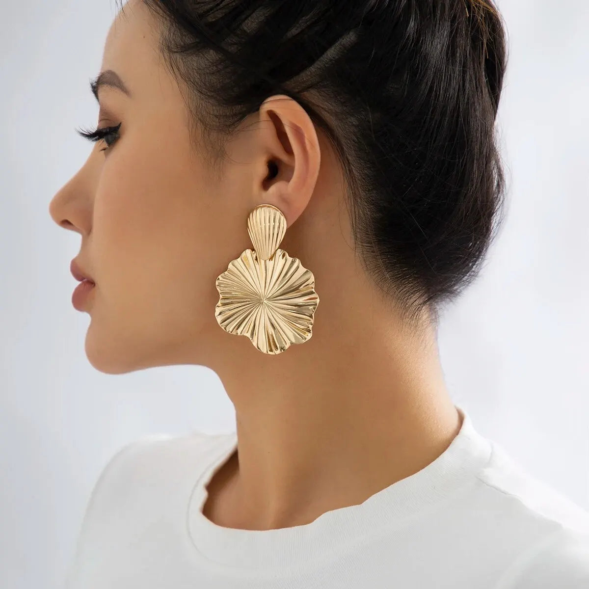 Oversized metal pendant earrings in gold