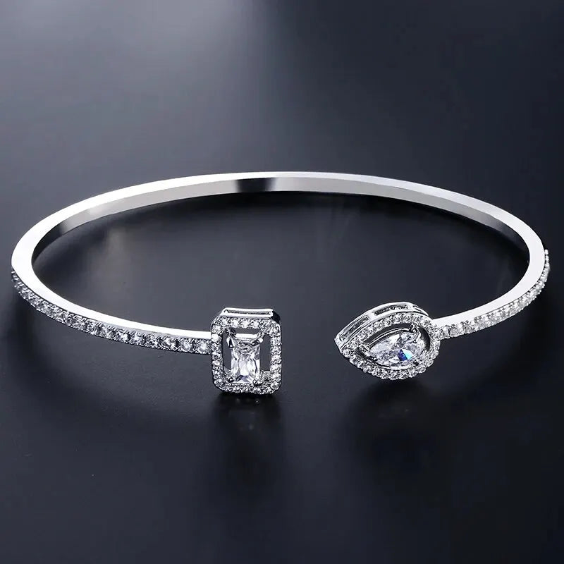 Open-ended gold bangle with modern style